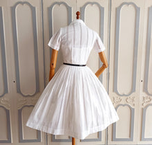 Cargar imagen en el visor de la galería, 1950s - Marvelous White Cotton Lace Dress - W25/26 (64/66cm)
