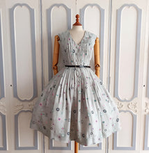 Laden Sie das Bild in den Galerie-Viewer, 1940s 1950s - Fabulous Atomic Print Silk Dress - W27 (68cm)

