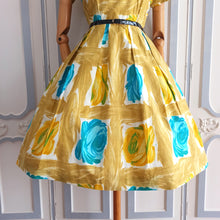 Laden Sie das Bild in den Galerie-Viewer, 1950s 1960s - Adorable Massive Roses Dress - W27.5 (70cm)
