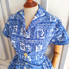 Cargar imagen en el visor de la galería, 1950s 1960s - Adorable Blue Print Day Dress - W27.5 (70cm)
