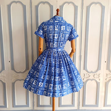 Charger l&#39;image dans la galerie, 1950s 1960s - Adorable Blue Print Day Dress - W27.5 (70cm)
