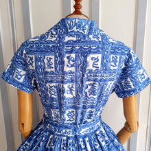 Cargar imagen en el visor de la galería, 1950s 1960s - Adorable Blue Print Day Dress - W27.5 (70cm)
