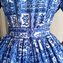 Laden Sie das Bild in den Galerie-Viewer, 1950s 1960s - Adorable Blue Print Day Dress - W27.5 (70cm)
