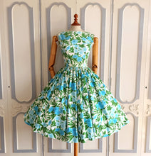 Laden Sie das Bild in den Galerie-Viewer, 1950s 1960s - Stunning  Floral Print Full Skirt Dress - W24 (62cm)
