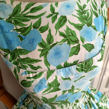 Laden Sie das Bild in den Galerie-Viewer, 1950s 1960s - Stunning  Floral Print Full Skirt Dress - W24 (62cm)
