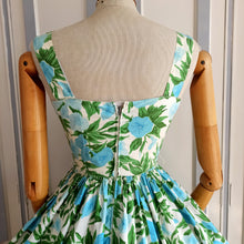 Load image into Gallery viewer, 1950s 1960s - Stunning  Floral Print Full Skirt Dress - W24 (62cm)
