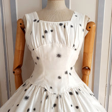 Laden Sie das Bild in den Galerie-Viewer, 1950s - Jane Hodges, New York - Spectacular Atomic Print Dress - W26 (66cm)
