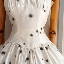 Carica l&#39;immagine nel visualizzatore di Gallery, 1950s - Jane Hodges, New York - Spectacular Atomic Print Dress - W26 (66cm)

