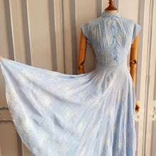 Laden Sie das Bild in den Galerie-Viewer, 1930s - Exquisite Blue Floral Peter Pan Collar Dress - W27 (68cm)
