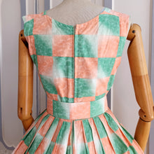 Laden Sie das Bild in den Galerie-Viewer, 1950s 1960s - Fabulous Salmon Green Shadow Plaid Dress - W29 (74cm)
