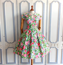 Cargar imagen en el visor de la galería, 1950s 1960s - Exquisite &amp; Adorable Rose Garden Dress - W26 (66cm)
