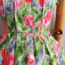 Charger l&#39;image dans la galerie, 1950s 1960s - Exquisite &amp; Adorable Rose Garden Dress - W26 (66cm)
