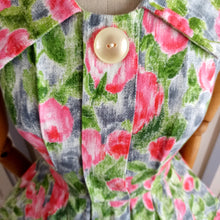 Laden Sie das Bild in den Galerie-Viewer, 1950s 1960s - Exquisite &amp; Adorable Rose Garden Dress - W26 (66cm)
