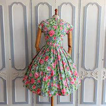 Cargar imagen en el visor de la galería, 1950s 1960s - Exquisite &amp; Adorable Rose Garden Dress - W26 (66cm)
