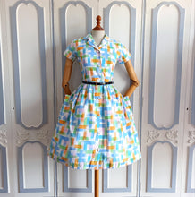 Laden Sie das Bild in den Galerie-Viewer, 1950s - Impression de Paris, France - Gorgeous Cotton Dress - W28.5 (72cm)
