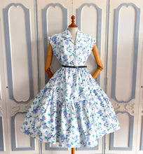 Laden Sie das Bild in den Galerie-Viewer, 1950s - Adorable Floral Print Dress - W33 (84cm)
