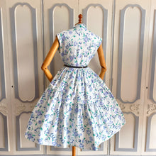 Laden Sie das Bild in den Galerie-Viewer, 1950s - Adorable Floral Print Dress - W33 (84cm)
