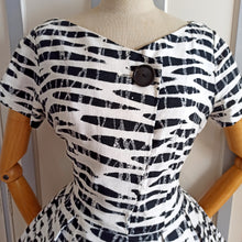Laden Sie das Bild in den Galerie-Viewer, 1950s - Medaillon, France - Stunning Barkcloth Dress - W31 (78cm)
