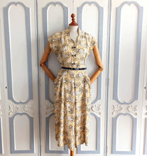 Laden Sie das Bild in den Galerie-Viewer, 1940s - Gorgeous Novelty Print Rayon Dress - W28 (72cm)
