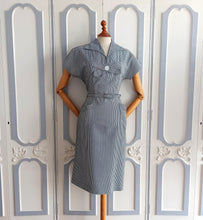 Laden Sie das Bild in den Galerie-Viewer, 1950s - Beautiful Gingham Belted Dress - W35 (88cm)

