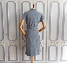 Laden Sie das Bild in den Galerie-Viewer, 1950s - Beautiful Gingham Belted Dress - W35 (88cm)
