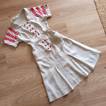 Laden Sie das Bild in den Galerie-Viewer, 1940s - Gorgeous Red Embroidery Linen Dress - W26/27 (66/68cm)
