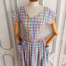Cargar imagen en el visor de la galería, 1940s 1950s - Adorable Colorful Tie Back Dress - W27 (68cm)
