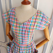 Cargar imagen en el visor de la galería, 1940s 1950s - Adorable Colorful Tie Back Dress - W27 (68cm)
