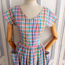 Laden Sie das Bild in den Galerie-Viewer, 1940s 1950s - Adorable Colorful Tie Back Dress - W27 (68cm)
