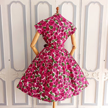 Charger l&#39;image dans la galerie, 1950s - ASTOR, France - Outstanding Rose Print Dress - W30 (76cm)
