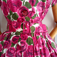 Cargar imagen en el visor de la galería, 1950s - ASTOR, France - Outstanding Rose Print Dress - W30 (76cm)
