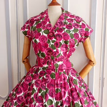 Laden Sie das Bild in den Galerie-Viewer, 1950s - ASTOR, France - Outstanding Rose Print Dress - W30 (76cm)
