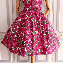 Cargar imagen en el visor de la galería, 1950s - ASTOR, France - Outstanding Rose Print Dress - W30 (76cm)
