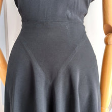 Charger l&#39;image dans la galerie, 1940s - Grovine, New York - Stunning Black Rayon Crepe Dress - W28.5 (72cm)
