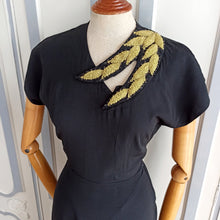 Charger l&#39;image dans la galerie, 1940s - Grovine, New York - Stunning Black Rayon Crepe Dress - W28.5 (72cm)
