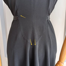 Cargar imagen en el visor de la galería, 1940s - Grovine, New York - Stunning Black Rayon Crepe Dress - W28.5 (72cm)
