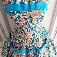 Laden Sie das Bild in den Galerie-Viewer, Early 1950s - Lovely French Floral Rayon Dress - W30 (76cm)
