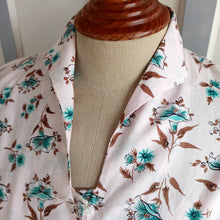 Laden Sie das Bild in den Galerie-Viewer, 1950s - Adorable Heartneck Pink Pale Floral Bolero Dress - W26 (66cm)

