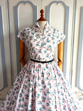 Charger l&#39;image dans la galerie, 1950s - Adorable Heartneck Pink Pale Floral Bolero Dress - W26 (66cm)
