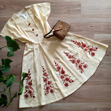 Charger l&#39;image dans la galerie, 1950s - Spectacular Hand Embroidered Vanilla Dress - W28 (72cm)
