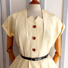 Laden Sie das Bild in den Galerie-Viewer, 1950s - Spectacular Hand Embroidered Vanilla Dress - W28 (72cm)
