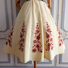 Laden Sie das Bild in den Galerie-Viewer, 1950s - Spectacular Hand Embroidered Vanilla Dress - W28 (72cm)
