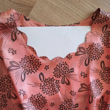 Laden Sie das Bild in den Galerie-Viewer, 1940s 1950s - Stunning Pink Bouquets Print Silk Dress - W39 (100cm)
