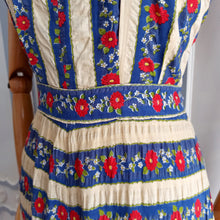 Cargar imagen en el visor de la galería, 1940s - Lovely Floral Tie Back Cotton Dress - W26 (66cm)
