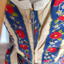 Laden Sie das Bild in den Galerie-Viewer, 1940s - Lovely Floral Tie Back Cotton Dress - W26 (66cm)
