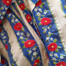 Cargar imagen en el visor de la galería, 1940s - Lovely Floral Tie Back Cotton Dress - W26 (66cm)
