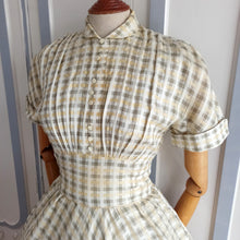 Cargar imagen en el visor de la galería, 1940s 1950s - Lovely Peter Pan Collar Cream Vanilla Dress - W26 (66cm)
