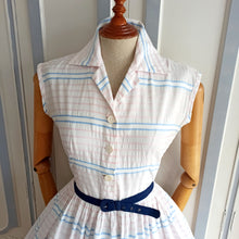 Cargar imagen en el visor de la galería, 1950s - Adorable Pink &amp; Baby Blue Cotton Dress - W28.5 (72cm)
