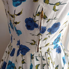 Laden Sie das Bild in den Galerie-Viewer, 1950s - Renaitre, Paris - Stunning Blue Roses Dress - W27.5 (70cm)

