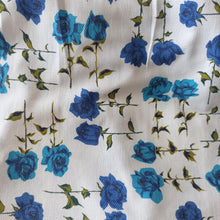Laden Sie das Bild in den Galerie-Viewer, 1950s - Renaitre, Paris - Stunning Blue Roses Dress - W27.5 (70cm)
